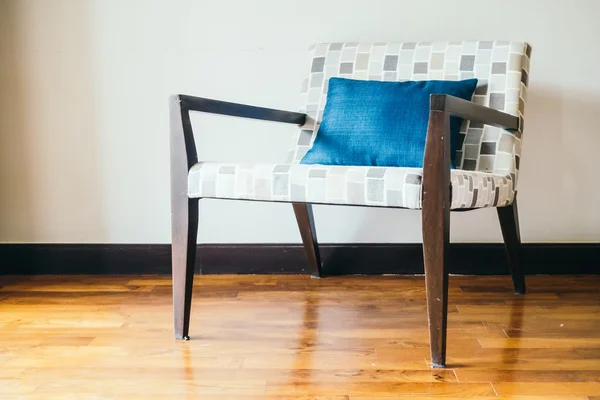 Sedia vuota in legno con cuscino — Foto Stock