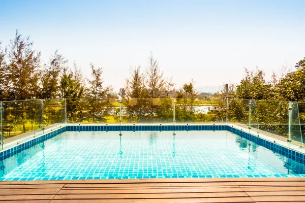 Schwimmbad im Hotel — Stockfoto