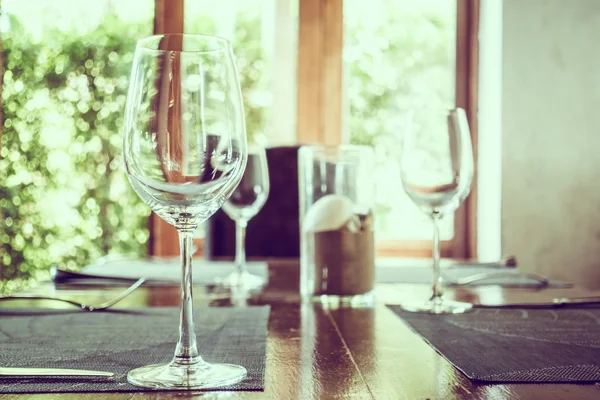 Vaciar vasos de vino en la mesa de comedor — Foto de Stock