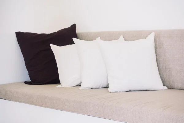 Hermosas almohadas de lujo en la decoración del sofá — Foto de Stock