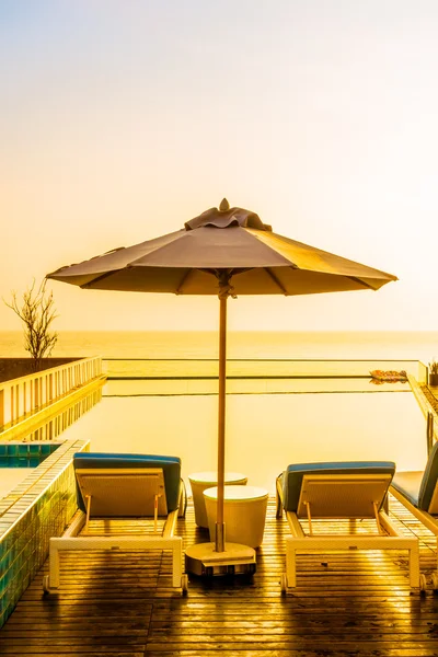 Schöner Swimmingpool bei Sonnenuntergang — Stockfoto