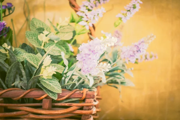 Vintage blommor i korg — Stockfoto