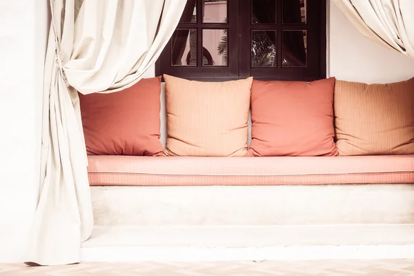 Almohadas en sofá en estilo marroquí —  Fotos de Stock