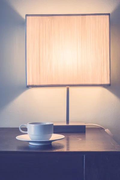 Lámpara de mesa con taza de café — Foto de Stock