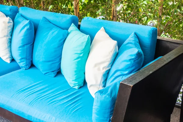 Bellissimi cuscini sulla decorazione del divano — Foto Stock