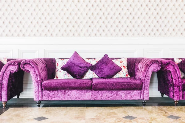 Schönes luxuriöses lila Sofa mit Kissen — Stockfoto