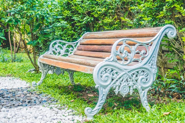 Prázdná lavička v parku — Stock fotografie