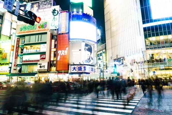 Tokyo, Japonya - 25 Kasım 2015: Kalabalık halklar Shibuy'da yürüyor — Stok fotoğraf