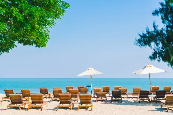 Sonnenschirm und Liegestuhl am Strand — Stockfoto