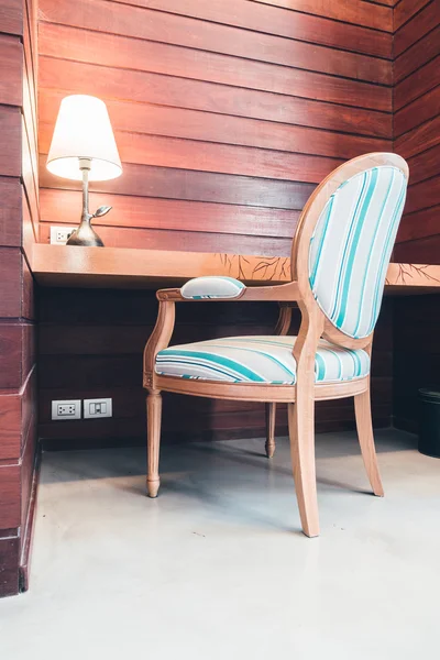 Chaise en bois dans le salon — Photo