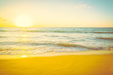 Günbatımı ile deniz ve plaj