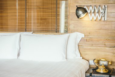 Yatakta güzel lüks yastıklar