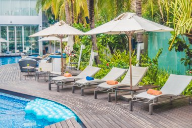 Şemsiye havuzu ve sandalye