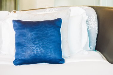 Yatakta güzel lüks yastıklar