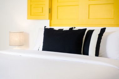 Güzel lüks yastık yatak üzerinde