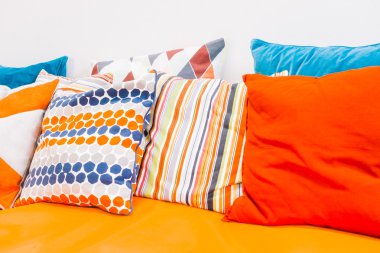 Veranda açık güverte ile renkli yastıklar