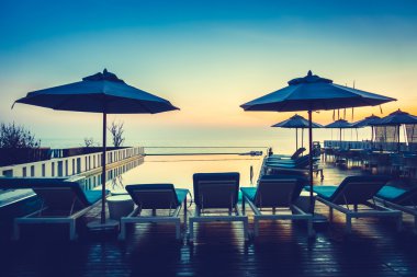 Güzel lüks otel yüzme havuzunda