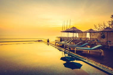 Güzel lüks otel yüzme havuzunda