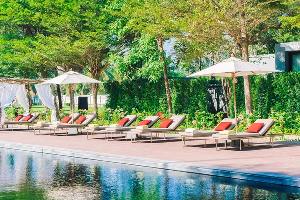 Şemsiye havuz ve otel resort sandalyeler — Stok fotoğraf
