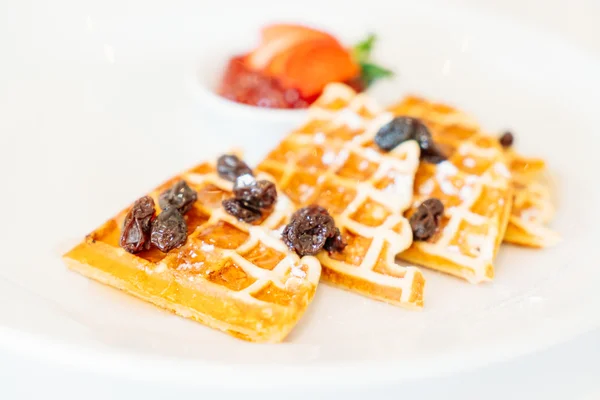 Dolce waffle con marmellata di fragole — Foto Stock