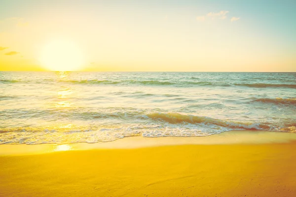 Solnedgång med havet och stranden — Stockfoto