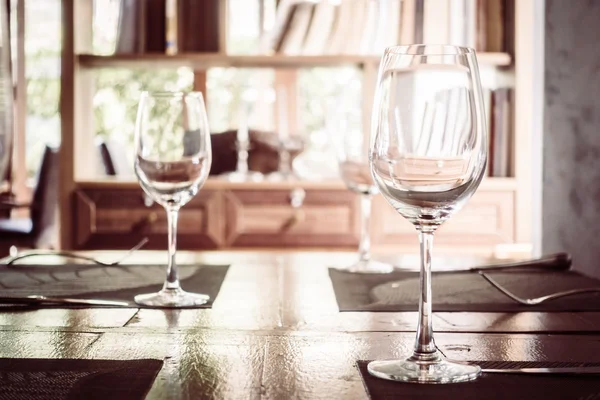 Verre à vin vide sur la table à manger — Photo