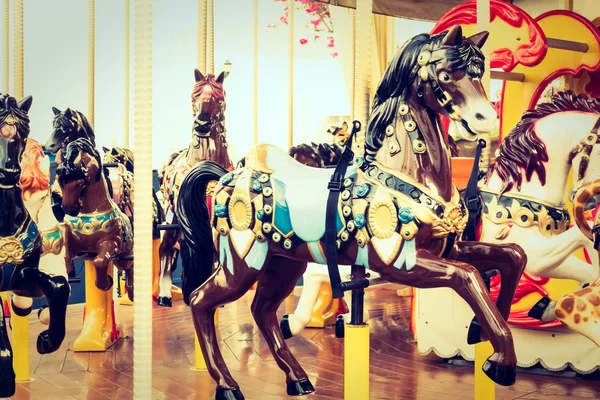 Giostra a cavallo nel parco divertimenti — Foto Stock