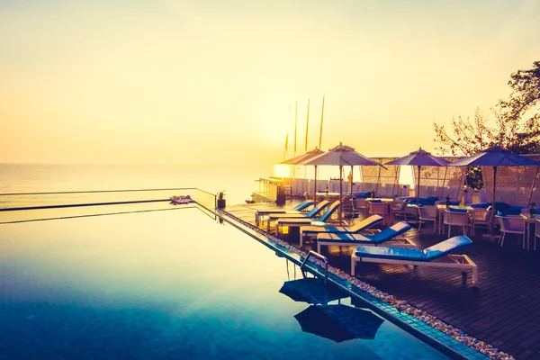 Gyönyörű luxus medencével a hotel — Stock Fotó