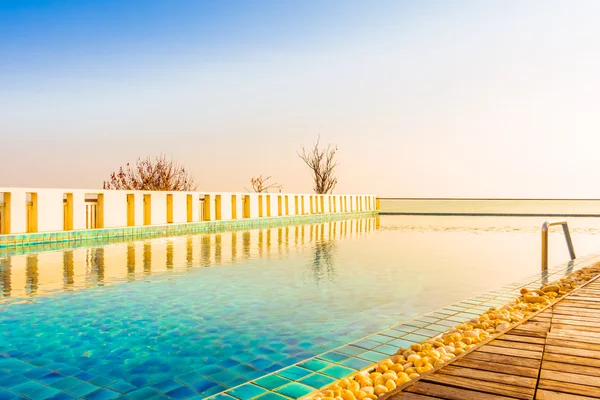 Gün batımı zamanlarda güzel Yüzme Havuzu — Stok fotoğraf
