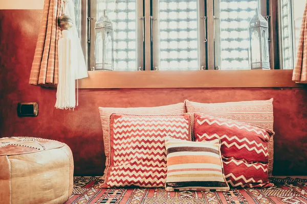Kissen auf Sofa im marokkanischen Stil — Stockfoto