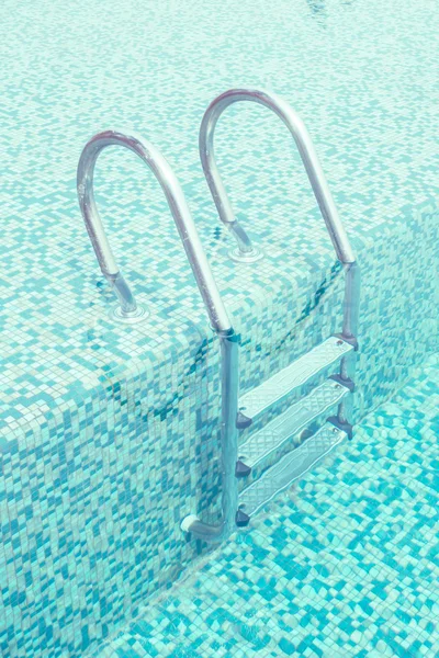 Merdivenli yüzme havuzu — Stok fotoğraf