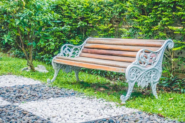 Prázdná lavička v parku — Stock fotografie