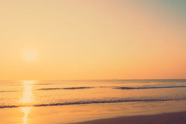 Belo nascer do sol na praia tropical — Fotografia de Stock