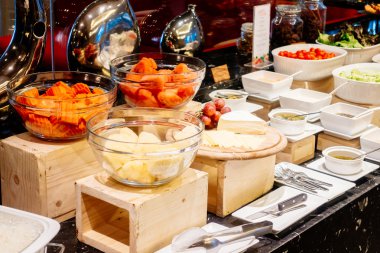Otel restoranında yemek kahvaltı büfesi