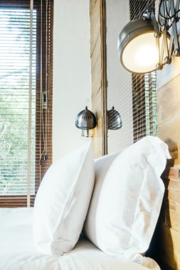 Yatakta güzel lüks yastıklar