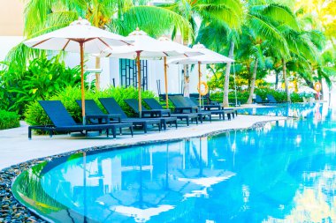 Şemsiyeleri ve sandalyeler Yüzme Havuzu etrafında