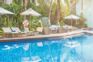 Şemsiyeleri ve sandalyeler Yüzme Havuzu etrafında