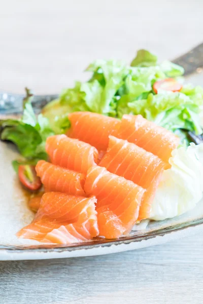 Вкусный салат из лосося — стоковое фото