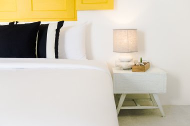 Güzel lüks yastık yatak üzerinde