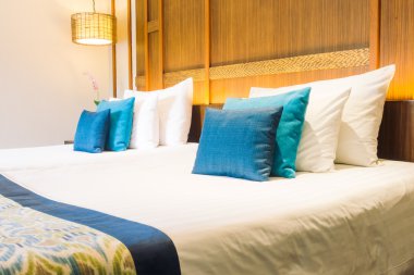 Yatakta güzel lüks yastıklar