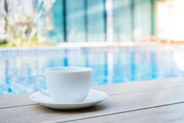 Kahve fincanı masada.