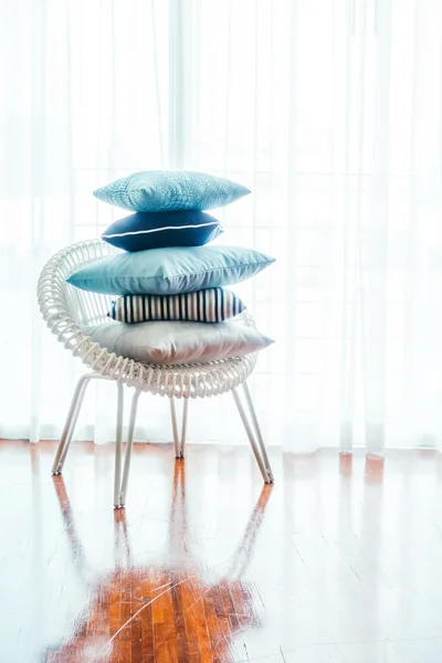 Belos travesseiros de luxo na cadeira — Fotografia de Stock