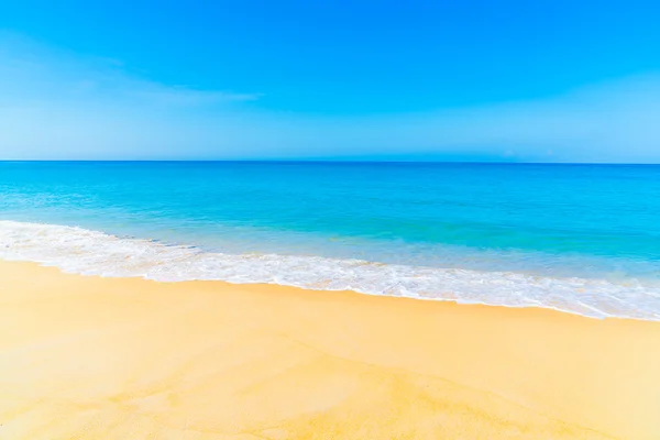 Beautiful beach and sea — Stock Photo, Image