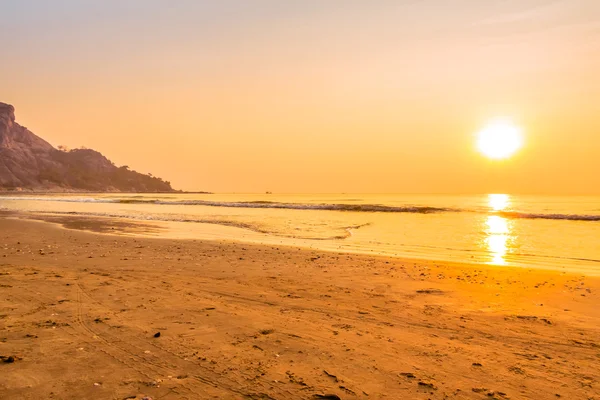 Tropik sahilde güzel gündoğumu