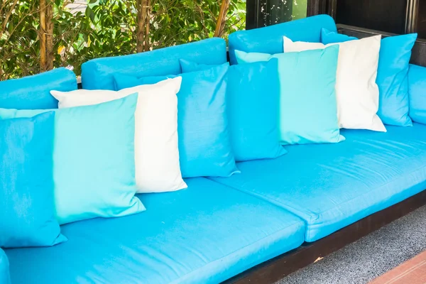 Красивые подушки на украшении дивана — стоковое фото