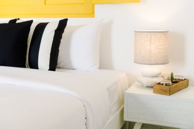 Güzel lüks yastık yatak üzerinde