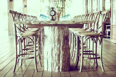 Boş masa ve sandalyeler dekorasyon