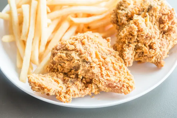 Papas fritas y pollo frito —  Fotos de Stock