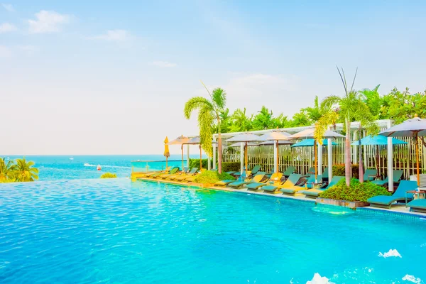 Bella piscina di lusso in hotel — Foto Stock