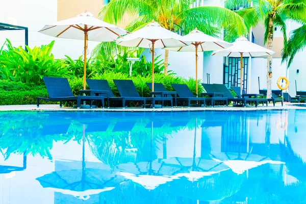 Şemsiyeleri ve sandalyeler Yüzme Havuzu etrafında — Stok fotoğraf